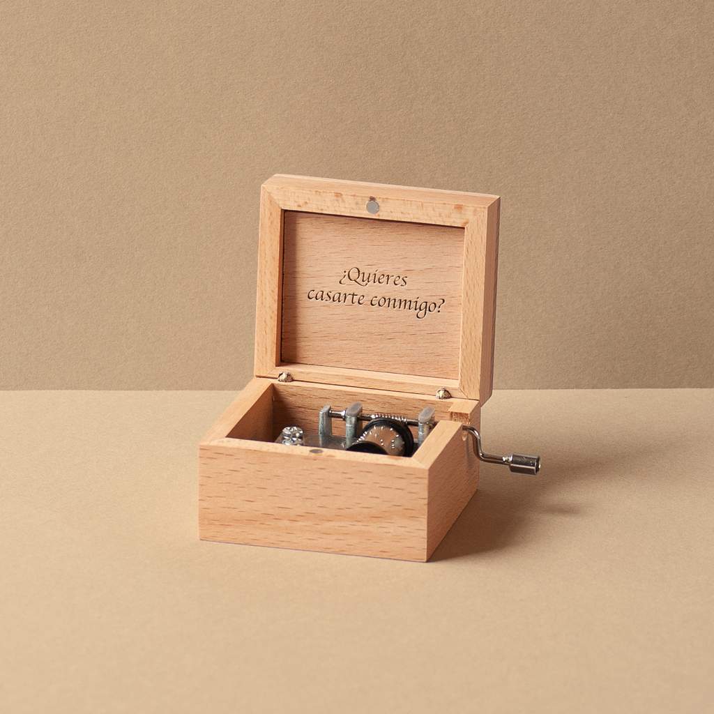 Caja de música pequeña de madera de haya comunión